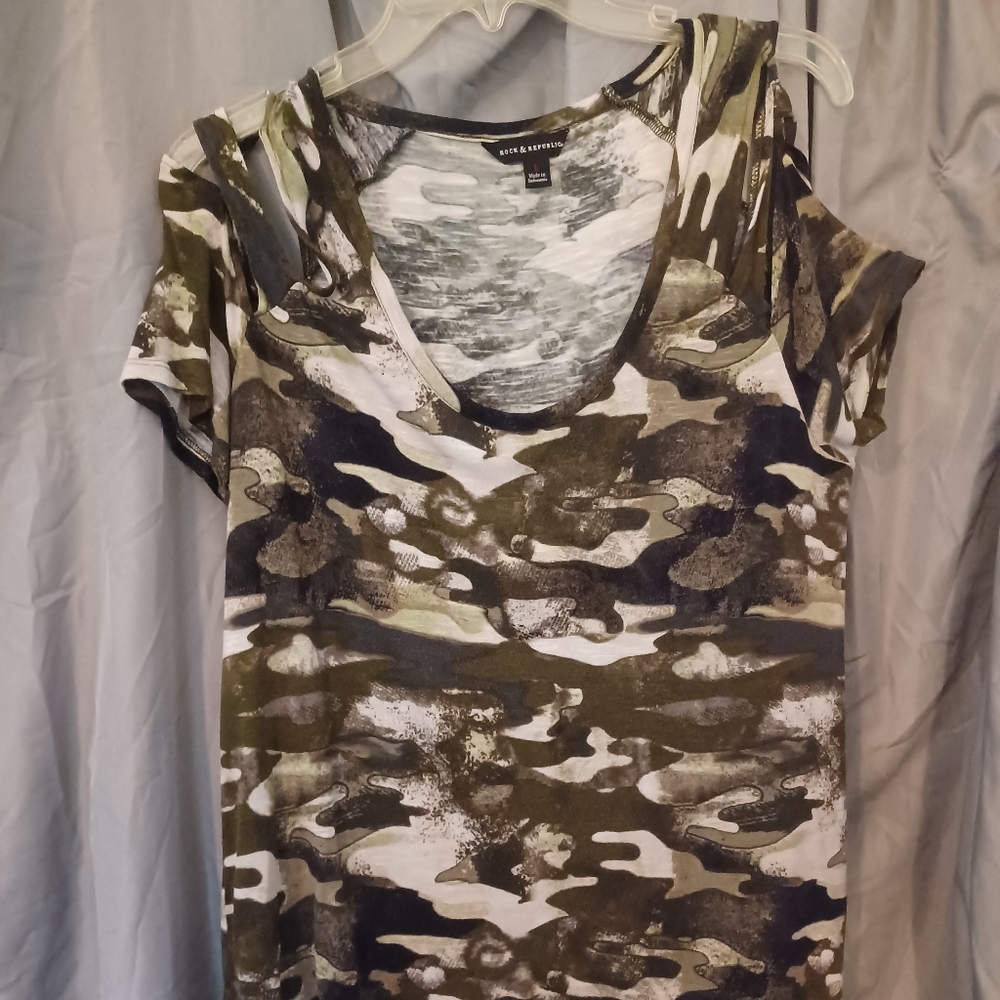 Rock & Republic camouflage cold shoulder shirt